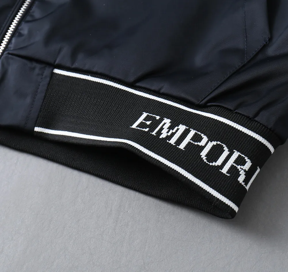 Armani official website Same Style, complete with three labels, on sale in advance. Spring 2026 New Arrival men's jacket, complete with Original three labels. Premium version. Custom-made fabrics at the counter. Breathable, high comfort, impeccable details, brand element design concept, reflecting high quality. It feels delicate and soft, presents a casual cut, and has a great upper body shape. Sizes: M～3XL,